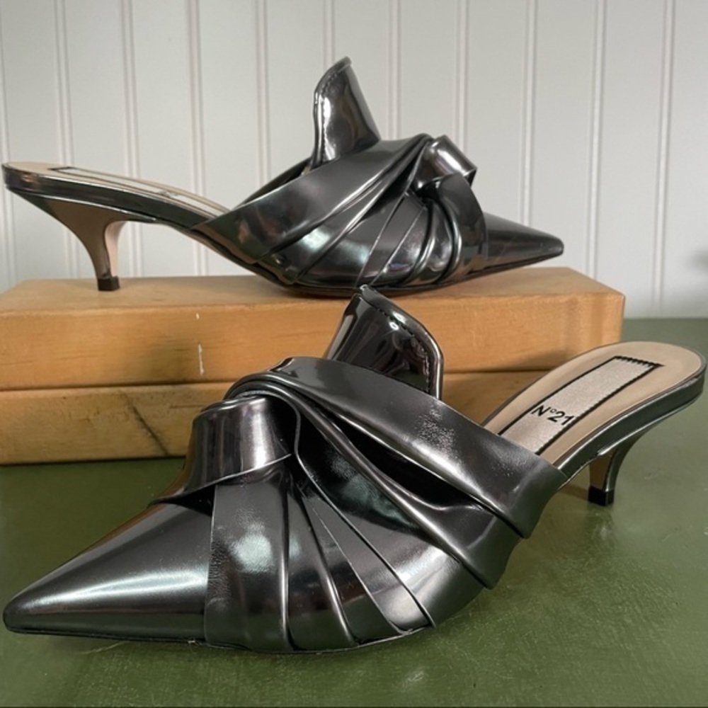 No 21 Twist-Front Leather Kitten Heels